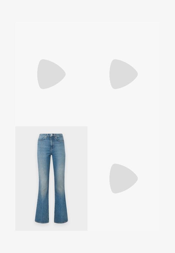 Marineblaue, kurz geschnittene Langarmbluse aus einem weichen Stoff, mit runder Halslinie und geprägtem Logo auf der Brust.; Hellblaue Bootcut-Jeans aus Denim. Verfügt über einen Bund mit einem Knopf und einer ausgewaschenen Optik, der sich zu einem weiten Saum an den Knöcheln verjüngt.; Schwarze Leder-Slingback-Pumps mit spitzem Schuhblatt, ausgestattet mit einem schlanken Absatz und einem goldfarbigen Akzent am verstellbaren Riemen. Glatte Textur.; Schwarze Lederhandtasche mit einem strukturierten Design, das eine verkürzte Form, einen oberen Griff und goldfarbene Hardware-Details aufweist. Verstellbarer Schulterriemen ist enthalten.