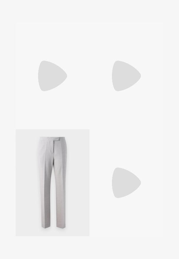 Melna bezpiedurkņu adīta blūze ar ribotu tekstūru, noapaļotu kakla izgriezumu un mazu atslēgas caurumu aizmugurē.; Gai pelēki piegriezti bikses, kas izgatavotas no smalkas struktūras auduma, ar plakanu priekšu, krokām un taisnu kāju dizainu. Sēž pie jostas.; Melna ādas baleta kurpe ar noapaļotu purngalu, gludu tekstūru, minimālu šuvju detalizāciju un elastīgu zoles dizainu.; Zaļš austs iepirkuma maisiņš ar palmu koku dizainiem tumšā zaļā krāsā; ar divām rokturiem un noņemamu brūnu ādas siksnu.