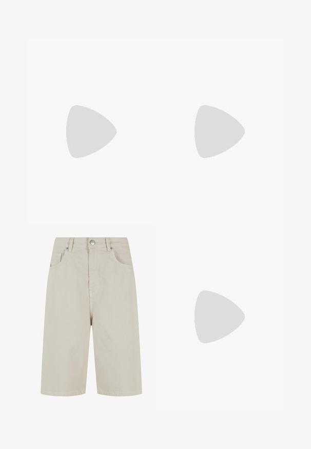 Svijetlozelena pamučna majica s crew izrezom, kratkim rukavima i logotipom "Pepe Jeans London" u žutoj i plavoj boji na prednjoj strani.; Bež traper kratke hlače s ravnim krojem, sprednjim gumbnim zapiranjem in štirimi žepi. Tkanina ima gladko teksturo in minimalne šive.; Črne usnjene čevlje z vezalkami in zaobljenim nosom, z gumijastim podplatom in rumenim šivom okoli osnove. Ravna zasnova in gladka površina.; Set sedmih srebrnih prstanov z različnimi oblikami, vključno s prepletenimi, povezanimi in graviranimi motivi. Različne oblike in širine.