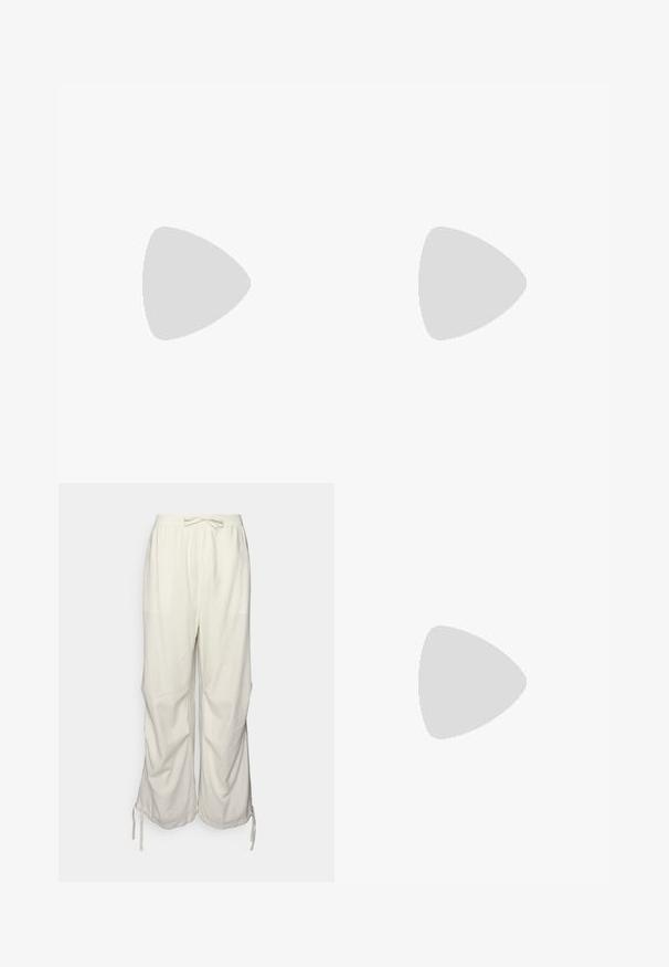 Asymetrický bezramínkový top z světle béžového materiálu, s širokým výstřihem a nabíraným detailem na boku pro texturu.; Kraťasy z lnu v off-white barvě s elastickým pasem, šnůrkou na stažení a bočními rozparky na lemu pro nastavitelný střih.; Světlé béžové baletky s kulatou špičkou, šněrovacími kotníkovými řemínky, texturovaným povrchem a flexibilní podrážkou. Vhodné na volný čas.; Černá ramenní taška s zakřiveným designem, vyrobená z texturovaného materiálu. Obsahuje zlaté logo a zipové uzavírání, s hladkým popruhem.