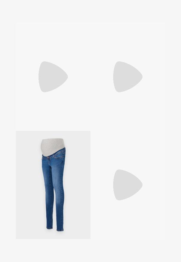 T-shirt en coton blanc à coupe décontractée, avec un petit motif de soleil beige et rose sur la partie gauche de la poitrine. Manches courtes.; Jeans de maternité en denim bleu avec une coupe ajustée. Dotés d'un panneau en stretch gris pour le confort. Design classique à cinq poches avec un léger délavage.; Baskets blanches en matériau synthétique lisse, avec un bout arrondi, un design à lacets, une semelle plate et des détails perforés discrets.; Sac fourre-tout en suède brun avec une texture douce, présentant une seule bandoulière et une ouverture supérieure légèrement courbée. Aucun détail de matériel visible.