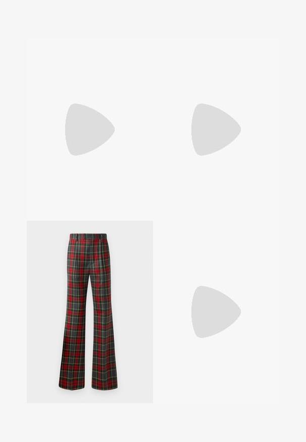 Top lungo a maniche lunghe lavorato a maglia rossa, caratterizzato da un motivo a diamante, dettagli neri, scollatura a girocollo e un laccio anteriore con fiocchi.; Pantaloni svasati in un motivo a quadri nei colori rosso, verde e giallo. Realizzati in un tessuto con una texture liscia e una vestibilità sagomata.; Stivaletto in pelle nera con suola spessa, caratterizzato da più cinghie e dettagli in hardware dorato. Texture liscia, design robusto.; Borsa a tracolla nera in pelle con superficie texturizzata, forma rettangolare, tracolla regolabile e una decorazione con logo metallico sul fronte.