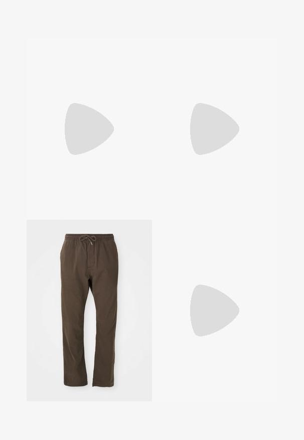 Črna majica s kratkimi rokavi z majhnim rdečim in belim logom Quiksilver, centriranim na prsih, prikazana na enobarvni beli podlagi.; Rjave ležerne hlače z elastičnim pasom in vrvico, ravne noge, primerne za vsakodnevno nošenje.; Črne platnene superge z belimi gumijastimi kapicami in vezalkami. Kontrastno šivanje in kovinski ježki dodajajo detajle. Obute z bež hlačami in črno tkanino.; Set sedmih srebrnih prstanov z različnimi oblikami, vključno s prepletenimi, povezanimi in graviranimi motivi. Različne oblike in širine.