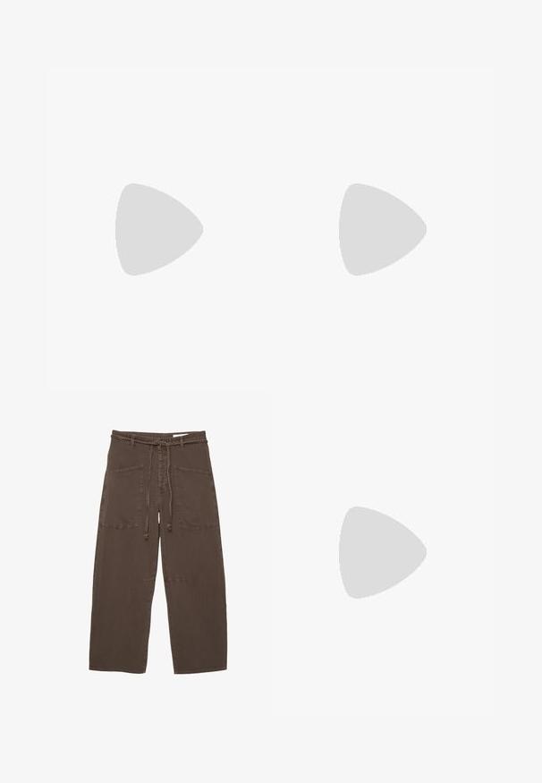 Maillot de bain une pièce froncé en tissu taupe doux. Il présente un design sans manches et une coupe flatteuse, avec des jambes hautes et une texture lisse.; Pantalons marron à jambes larges en tissu doux, avec un cordon de serrage tressé, deux grandes poches avant et une coupe décontractée.; Ballerine en cuir verni marron avec un bout carré et une lanière ornée d'une petite boucle dorée. Texture lisse, talon bas et design minimaliste.; Sac fourre-tout en cuir marron avec une texture lisse, design à ouverture supérieure et deux poignées pour le porter à l'épaule. Présente des coutures minimales et aucun matériel visible.