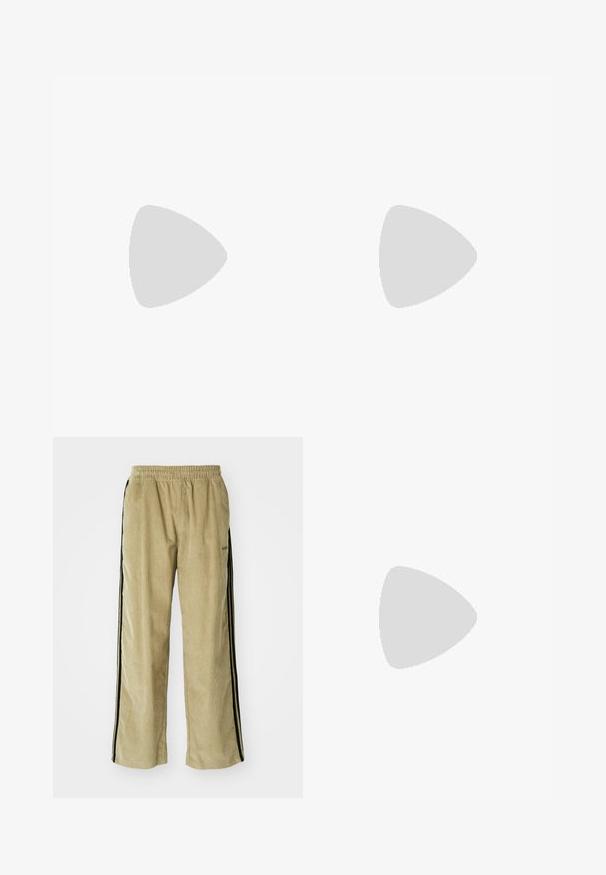 Camiseta de algodão verde com uma faixa horizontal vermelha, apresentando riscas brancas nos ombros e um logotipo bordado no peito. Mangas curtas, decote redondo.; Calças de veludo cotelê bege com um cós elástico, apresentando riscas laterais pretas. O tecido tem uma textura estriada, ligeiramente alargadas na parte inferior.; Ténis em preto e branco com upper em camurça e couro, apresentando três riscas brancas, um toe perfurado e uma sola em borracha de goma.; Sacolinha transversal de tecido preto com fecho de zíper, apresentando um logo da Adidas em branco e uma alça ajustável listrada para facilitar o transporte.