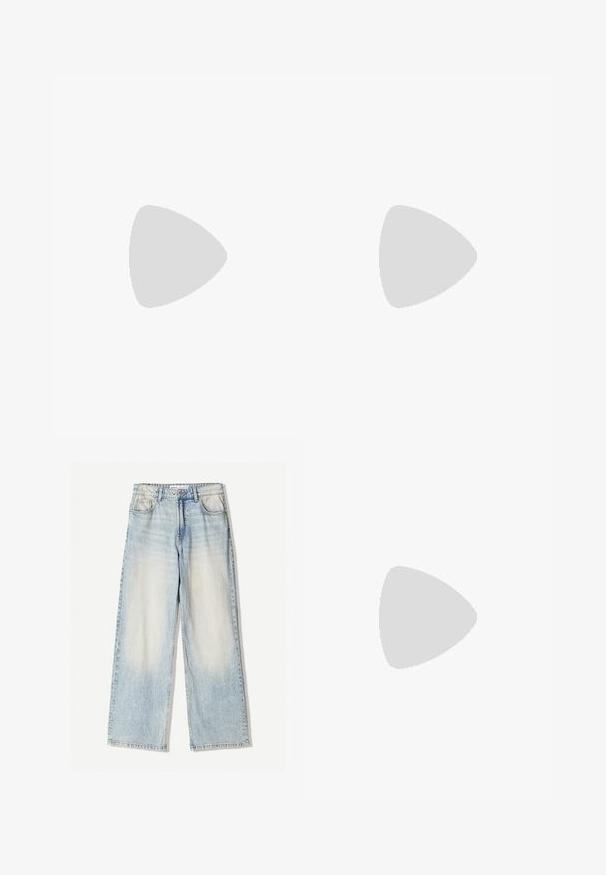 Rövid ujjú pólóing világos rózsaszín és fehér csíkokkal, klasszikus gallérral és gombos lécezéssel. Texturált anyag, logós részlettel.; Világoskék farmernadrág széles szárakkal, öt zsebbel, enyhe kopással és látható varrásokkal az illesztéseknél.; Szürke bőr, térdig érő csizmák, amelyek laza kialakításúak, hegyes orrúak és tornácos sarkúak. Figyelemre méltó varrási részlet az orr részén.; Fekete műanyag szemüveg ovális formával, átlátszó lencsékkel és egy lila akcentussal a bal lencsén. Stílusos, minimalista dizájn.