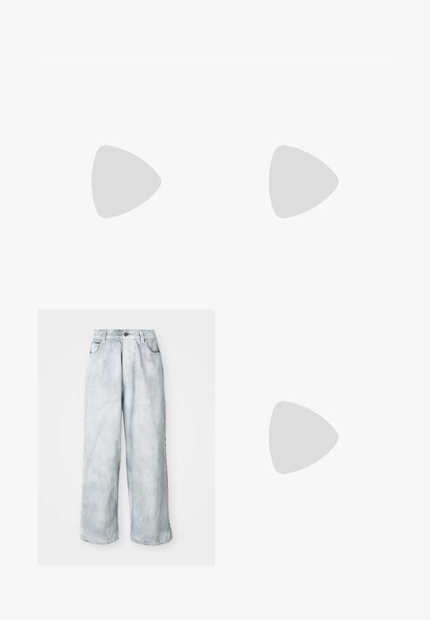 Tricou roșu din bumbac, cu guler rotund și mâneci scurte, având o textură moale și o croială lejeră. Fără modele vizibile sau detalii hardware.; Jeans largi cu talie înaltă, de culoare deschisă, cu închidere prin nasture și fermoar în față, bucle pentru curea și buzunare în față și spate.; Pantof cu șireturi din piele neagră, masiv, cu o talpă groasă și rezistentă și capse metalice în zona degetelor, fotografiat pe un fundal simplu, deschis la culoare.; Ochelari de soare negri, dreptunghiulari, cu lentile întunecate, un cadru din plastic neted și un logo subtil pe brațul stâng. Design minimalist.