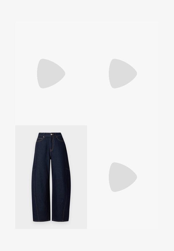 Rynket ensfarget badedrakt i myk taupe-stoff. Har en ermeløs design og en flatterende passform, med høyutsnitt og glatt tekstur.; Bredde bukser i mørkeblå denim med kontrastfarget oransje søm, fem lommer og en knapp- og glidelåslukking i midjen.; Knæhøye sorte lærstøvler med firkantet tå og blokkhelt, vist med en modell som sitter iført en olivengrønn kåpe. Glatt tekstur, minimal detaljering.; Hvit lær skulderveske med en glatt overflate, rektangulær form, klaffelukking og justerbar stropp. Enkle sømmer.