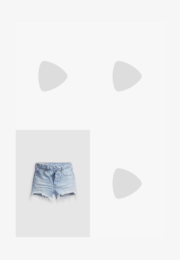 Kék crop top sima, rugalmas anyagból, mély V kivágással és széles pántokkal, testhezálló sziluettel és letisztult élekkel.; Világoskék farmer anyagú lezser rövidnadrág, rojtos szegéllyel, öt zsebbel és gombos sliccel. A textúra puha, enyhén kopott hatású.; Fekete velúr sportcipő fehér csíkokkal és díszítésekkel, lekerekített orral, gumitalpú külső résszel, fehér bordázott bokazoknival párosítva.; Hosszú, sötét hajú nő fekete öltönyben, fekete bőrtáskával a vállán, a vállán át néz a fehér háttér előtt.