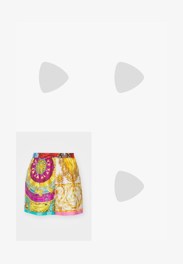Zwarte mouwloze top met asymmetrische halslijn, voorzien van geraffineerde stof voor textuur en een aansluitende silhouet. Glad, rekbaar materiaal.; Kleurige zijden shorts met een gemengd patroon van zonmotieven, astrologische ontwerpen en fraai details in paarse, gouden en turquoise tinten.; Zwarte leren slingback-schoen met een spitse neus, vierkante hak en verstelbare gespsluiting. Gladde textuur met een minimalistisch ontwerp.; Zwarte leren schoudertas met een gouden kettingriem, zilveren hardwareaccenten en een voorflap met een gouden merkplaat.