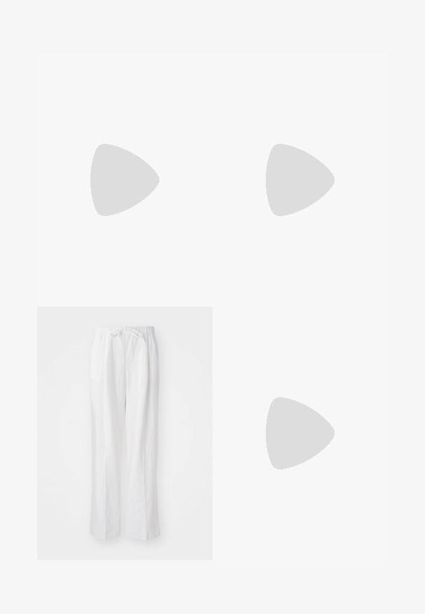 Bela polo majica s kratkimi rokavi, ki se ponaša z teksturiranim prugastim vzorcem in ovratnikom z V-izrezom. Lahka tkanina z diskretnim sijajem.; Weekday ADLER LOOSE TROUSERS - Hlače - off white; Črni usnjeni loafer z gladko površino, ki ima šivano zasnovo in dekorativni kovinski verižni naglas preko vampirja. Ravno peto.; Črne pravokotne sončna očala s temnimi lečami, ki imajo značilno obliko in blagovno znamko na ročaju. Nosijo jih oseba v zeleni majici.