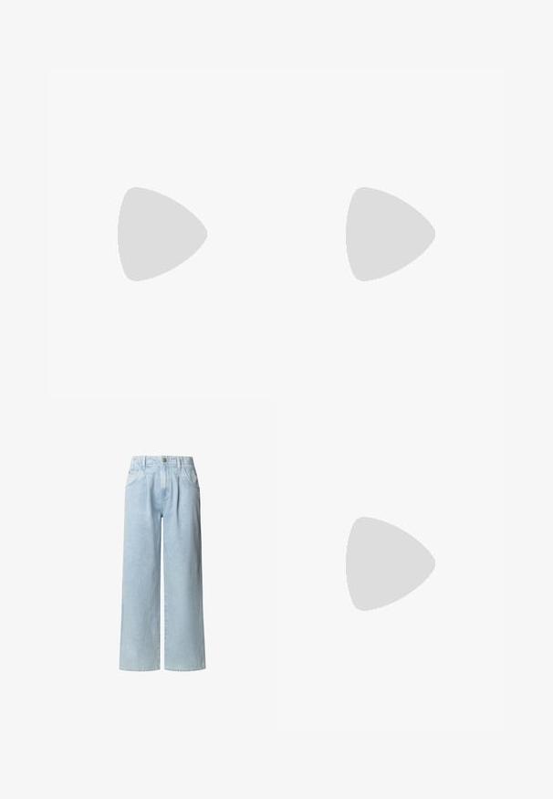 Ärmelloses Top aus metallischem silbernem Strickstoff. Verfügt über eine gerippte Textur und einen Rundhalsausschnitt. Einfaches, figurbetontes Design ohne zusätzliche Akzente.; Hellblaue weite Jeans aus Denim. Merkmale: hohe Taille, zwei Vordertaschen und eine Knopfverschluss. Sauberes Design ohne Muster.; Kupferfarbenen Sportschuh mit schwarzen Streifen, glattem synthetischem Obermaterial, abgerundeter Zehenpartie, Gummisohle und niedrigem Profil.; Helles blaues Leder-Clutch mit einem goldfarbenen Verschluss, Kettenriemen und minimalistischem Design; verfügt über einen dreieckigen Deckel und glatte Textur.