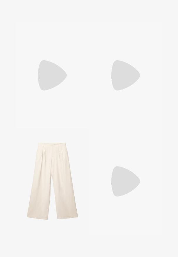 Weißes Langarmoberteil mit schulterfreiem Design, schwarzen Punkten und weichem Stoff. ; Weite Hosen in einem hellbeigen Farbton aus einem weichen, strukturierten Stoff. Mit vorderen Falten und einem elastischen Bund für einen entspannten Sitz.; Braune Wildleder-Sneaker mit weißen Akzenten und Schnürsenkeln. Gummisohle in Kautschuk-Optik. Getragen mit weißen Socken, die schwarze Streifen haben. Grüner strukturierter Fußboden.; COACH TABBY SHOULDER BAG 26 - Handtasche - dark stone; Vivienne Westwood ONE ROW BAS RELIEF CHOKER - Halskette - gold-coloured/cream