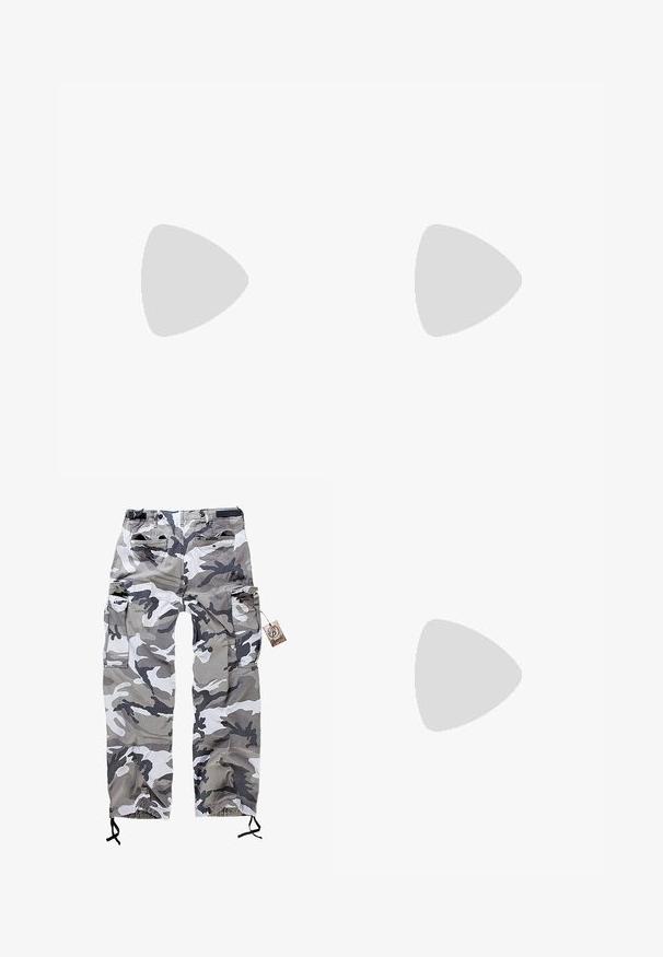 Svart kortermet t-skjorte med gull Medusa-hode-logo og "Versace Est. 1978 Milano" tekst på brystet.; Kamuflasje cargo bukser i nyanser av grått og hvitt, med flere lommer og snøring ved mansjettene for justerbar passform.; Svart løpesko med en blanding av mesh og syntetiske materialer, chunky såle, buet design og fremtredende merkevare på siden.; Vinklet gråtonede solbriller med sølvhardware, satt mot en lys bakgrunn. Linsene har en unik geometrisk form.