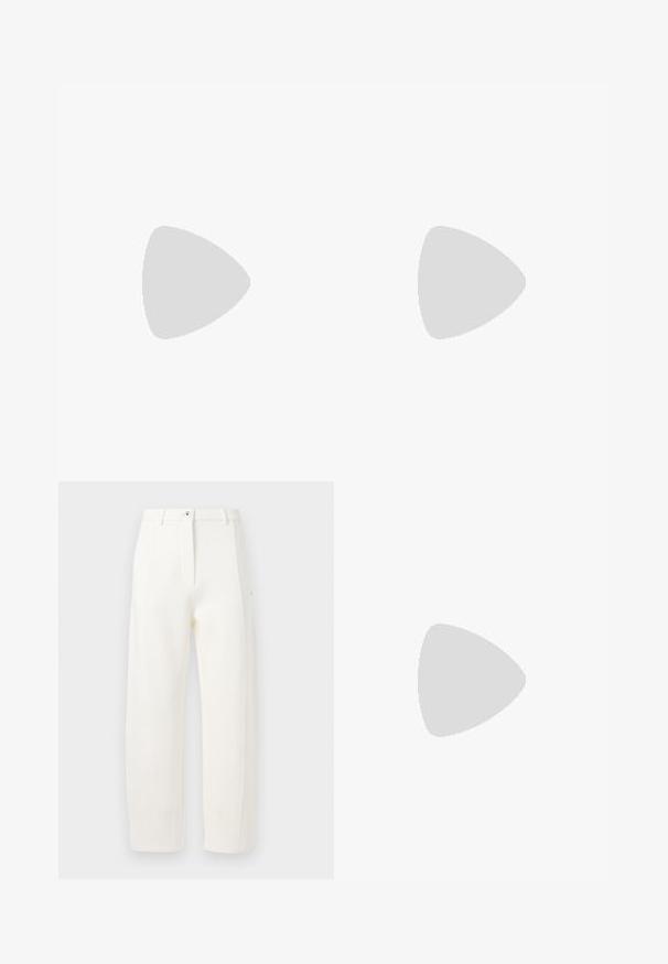 Brūns satīna bez piedurknēm tops ar noapaļotu kakla izgriezumu, gludu tekstūru un pieguļošu piegriezumu, veidots, lai radītu plūstošu siluetu.; Baltas pielāgots bikses ar taisnu piegriezumu, priekšējām krokām, rāvējslēdzēju un pogu aizdari, kā arī sānu kabatām. Gluda auduma virsma ar matētu apdari.; Brūni ādas klondīku zābaki ar smailu purngalu un noapaļotu, bumbu formas papēdi. Gluda tekstūra ar vienkāršu dizainu un minimāliem akcentiem.; Brūns ādas crossbody soma ar vāku slēgšanu, zelta aparatūru un ķēdes siksnu. Gluda tekstūra, taisnstūra forma, minimāla detaļu klātbūtne.