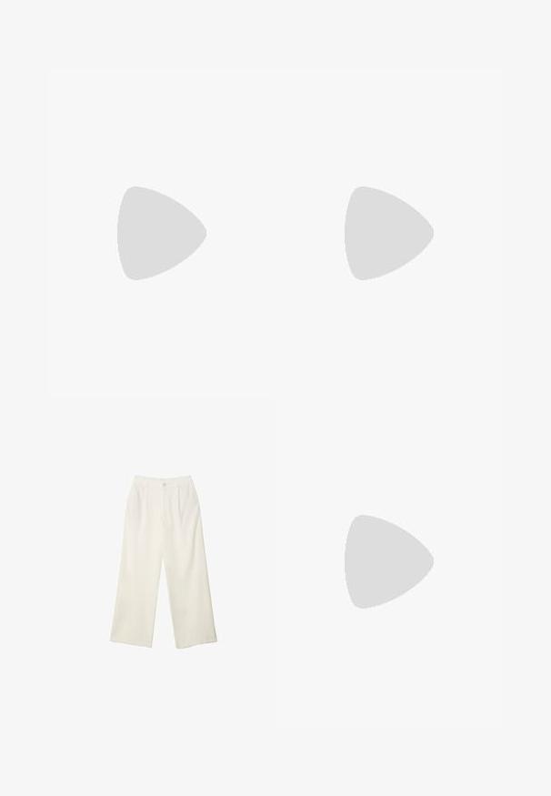 Top tank aderente a coste di colore rosa chiaro, con bordo in pizzo attorno al collo e alle braccia, orlo scallop e texture morbida.; Pantaloni a gamba larga in tessuto crema con una texture liscia, caratterizzati da un singolo bottone frontale, pieghe sottili e un design a vita alta.; Sandalo bianco con tacco alto, caratterizzato da un design a cinturini e un legaccio alla caviglia. Texture liscia con una piattaforma frontale per un'altezza aggiuntiva.; Borsa a tracolla intrecciata in paglia di colore beige, con una forma curva, manico corto e zip laterale. Presenta una superficie texturizzata e un design minimalista.