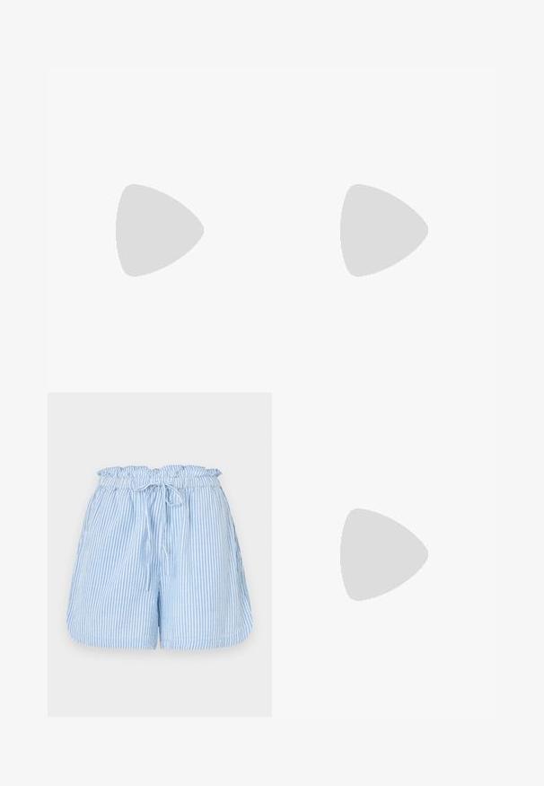 Bez rukava, fuksija satenska bluzica s cowl izrezom i tankim trakama. Glatka tekstura s mekim padajućim dizajnom, s ravnim rubom na dnu.; Šortsevi s plavim i bijelim prugama, s elastičnim pojasom i vezicom. Imaju bočne džepove i ležeran kroj. Mekana tekstura tkanine.; Crne kožne baletanke s oštrim prstom, vezanjem oko članaka i ravnim potplatom, s glatkom teksturom i minimalističkim dizajnom.; Okvir okruglih, smeđkastih sunčanih naočala s sjajnim burgundskim okvirom. Uski nositelji s suptilnim brendiranjem. Ravna leća.