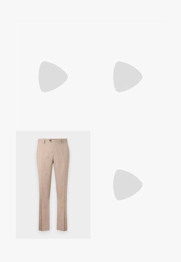 Weißes kurzärmliges Poloshirt mit strukturiertem Strickdesign, das einen V-Halsausschnitt und gerippte Bündchen für einen figurbetonten Abschluss aufweist.; Beige Hose aus leichtem Stoff, mit geradem Schnitt, Ein-Knopf-Verschluss und zwei Fronttaschen.; Schwarzlederne Slipper mit einem glatten Finish, einer flachen Sohle und einer abgerundeten Zehenpartie, die einen dekorativen Riemen über dem Obermaterial aufweisen.; Schwarze Leder-Crossbody-Tasche mit strukturiertem Finish, rechteckiger Form, Klappenverschluss, verstellbarem Tragriemen und dezentem Logodetail.