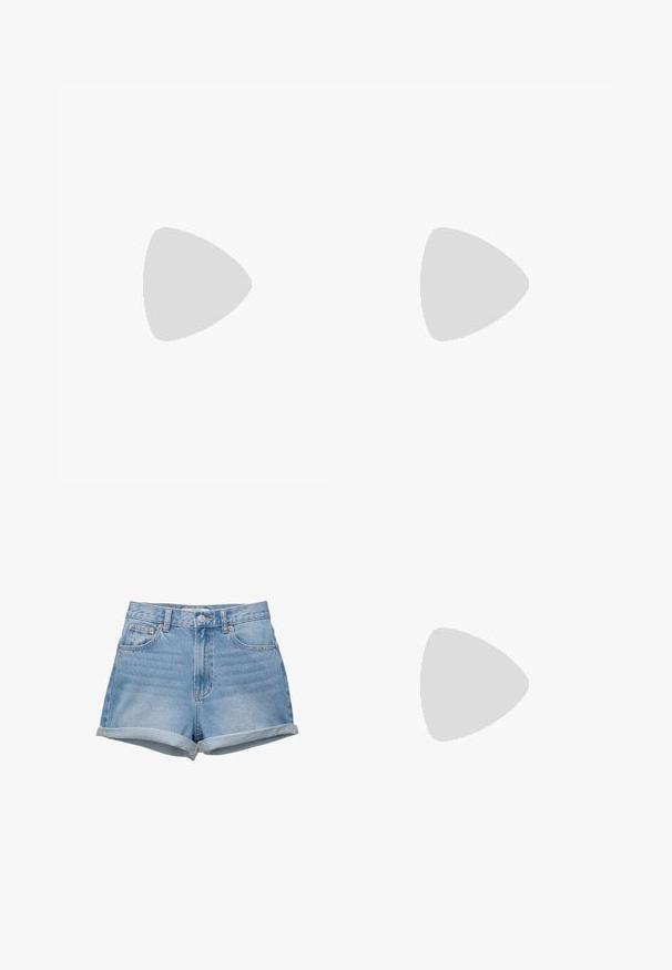 T-shirt en coton marron avec un col en côte bleu clair et des accents aux manches. Manches courtes, design ajusté et texture lisse.; Shorts en denim de lavage bleu clair, taille haute avec une fermeture à bouton, cinq poches et ourlets repliés. Texture lisse, design classique.; Tong sandale en caoutchouc noir avec une bride en T texturée et une semelle plate simple, montrée de côté sur un fond clair.; Sac à main en filet de couleur crème, doté d'une doublure en tissu doux et d'une anse, orné d'un accent floral et d'une fermeture à cordon.
