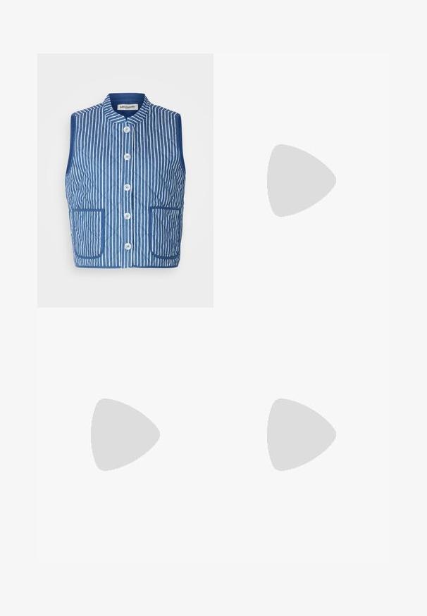 Prešívaná vesta v modrej farbe s bielymi vertikálnymi pruhmi, s mandarinovým golierom, prednými gombíkmi a dvoma náprsnými vreckami. Mäkká textúra látky.; Biela krátka rukávová tričko s okrúhlym výstrihom, voľný strih, vyrobené z jemnej bavlnenej látky. Hladká textúra, bez vzorov alebo log.; Čierna kordurová sukňa s plisovaným dizajnom, so strihaním rovného strihu, textúrovaným povrchom a elastickým pásom pre pohodlné nosenie.; Biele kožené tenisky s béžovými semišovými detailmi, gumenou podrážkou a šiškami na viazanie. Obsahujú jemné značkovanie v zlatej farbe.; Náušnice vo zlatej farbe s kombináciou geometrických tvarov: štvorec, kruh a prepojené oválne dizajny s lesklým povrchom.