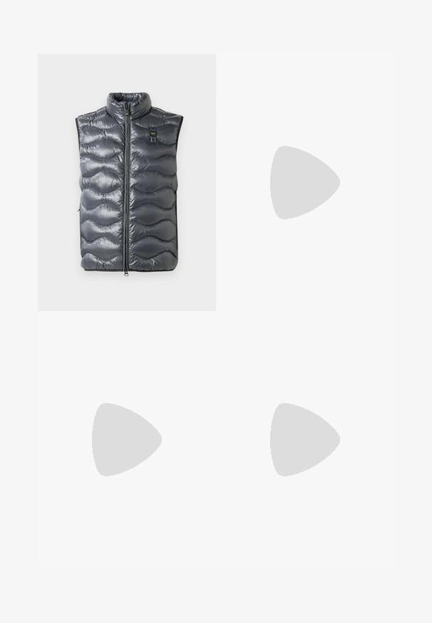 Pelēks pūķa veste ar augstu apkakli, ar rāvējslēdzēja aizdari un viļņu rakstu tekstūru. Iekļauta neliela logo tuvumā pie rāvējslēdzēja.; Tumši zaļa adīta džemperis ar apaļu izgriezumu, garām piedurknēm un ribotām aprocēm un apakšmalu. Gluda tekstūra ar vienotu rakstu visā.; Gaišas krāsas garām piedurknēm krekls ar vertikālām svītrām, ar pogām aizdara apkakli un krūšu kabatu. Audums izskatās teksturēts ar maigu apdari.; Melni bikses ar taisnu piegriezumu, izgatavotas no viegla auduma. Tām ir klasiskas pogu aizdares un ripinātas maliņas.; Baltie sporta apavi ar gludu ādas virsu un zemu profilu. Iezīmējas ar noapaļotu purngalu, sešām acīm un teksturētu gumijas zoli.