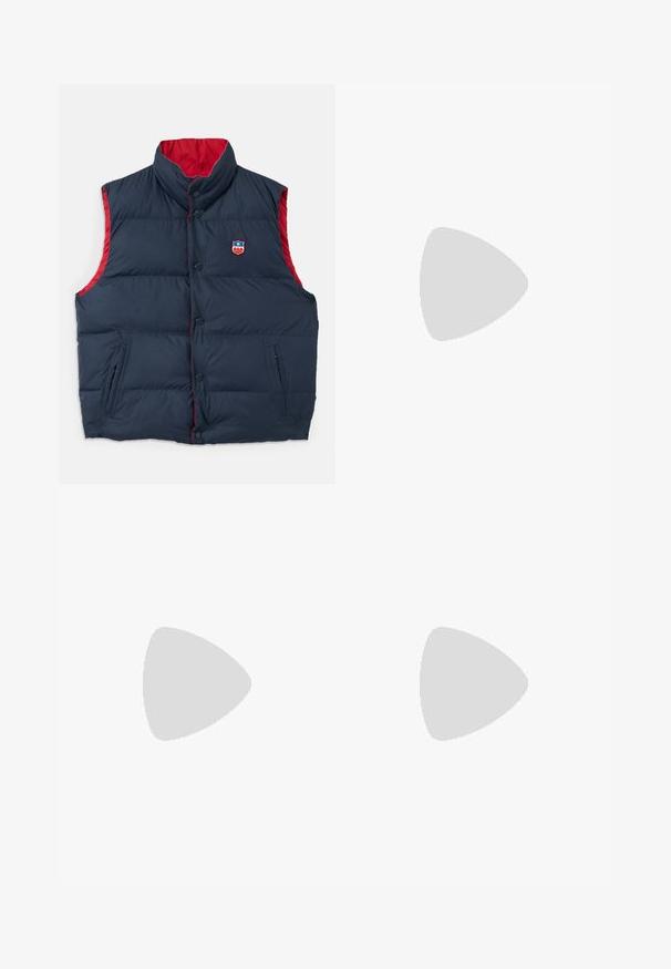 Chaleco acolchado azul marino con acentos rojos, cuello alto, cierre frontal de botones y bolsillos laterales. Presenta un logotipo de la marca en el pecho.; Camiseta de manga corta burdeos hecha de tela suave; presenta un cuello redondo y un corte relajado con un dobladillo recto. Diseño básico sin patrones.; Pantalones de pierna ancha en azul marino, hechos de un tejido texturizado, con un cinturón con hebilla plateada y un corte recto, realzado por líneas limpias.; Zapato negro de cuero sin cordones con superficie texturizada, con una franja roja y blanca en la parte superior, punta redonda y suela de goma.