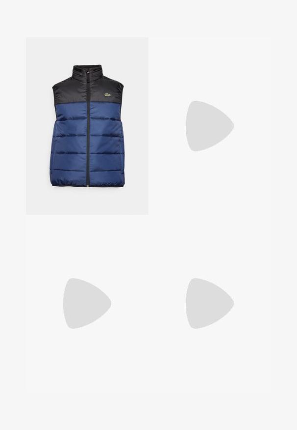 Marinblå vadderad väst med en svart övre del, hög krage och framknäppning. Har horisontella kviltade sömmar och en liten logotyp.; Ljusgrå T-shirt i bomullsmix, med rund hals, korta ärmar och en liten grön krokodil-logotyp på vänster bröst.; Vita gymbyxor med elastisk midja, med svarta sidostippar och muddar. Tillverkade av mjukt material med en slät yta.; Svart idrottssko med en texturerad ovandel, tre horisontella ränder och en vit sula med ett mönstrat grepp. Lätt och strömlinjeformad design.