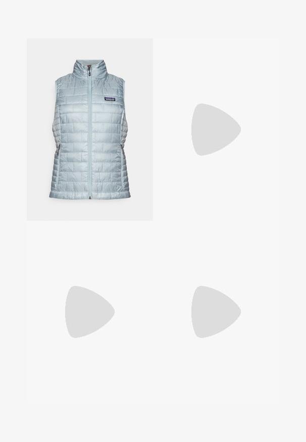 Lichtblauw geïsoleerd vest met verticale gestikte textuur, hoge kraag, rits aan de voorkant en zijzakken. Bevat een Patagonia-logo op de borst.; Beige fleece pullover met een halve rits, staande kraag en lange mouwen. Voorzien van een klein patchlogo op de linkerkant van de borst. Zachte textuur.; Zwarte leggings met een hoge tailleband, een trekkoord, een gladde textuur en een aansluitend ontwerp. Kenmerkt zich door stikseldetails langs de zijkanten.; Zwarte wandelschoen met een mid-top ontwerp, voorzien van een gestructureerde bovenkant, grijze accenten en een duurzame rubberen zool met gripnoppen.