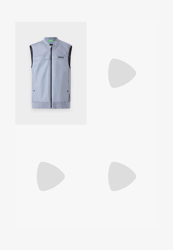 Coletes sem mangas azul claro com gola alta, fecho em zíper à frente, acabamento preto e logótipo "BOSS" no lado esquerdo do peito. Tecido suave e leve.; Camisa polo de manga longa azul-marinho feita de tecido suave, com um detalhe de bolso sem botões e uma bolsa com costura em contraste.; Calças sob medida de cor cinza claro, feitas de um tecido suave, apresentando um fecho com botão, passantes para cinto e um design de perna reta. Sem bolsos visíveis.; Sapatilha de couro branco com acabamento suave, bico redondo, atacadores planos e uma sola texturizada. Apresenta um logotipo discreto no calcanhar.