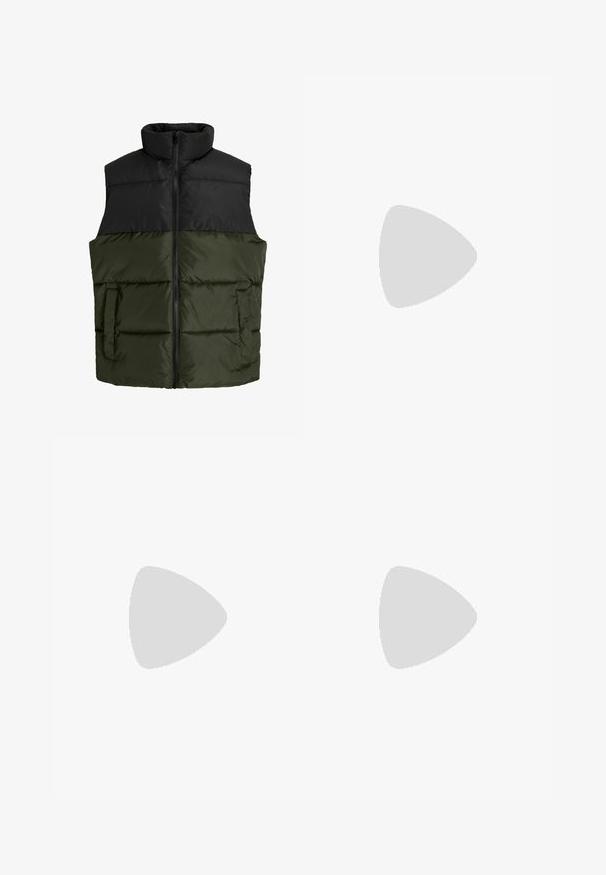 Vadderat väst med en svart övre del och en olivgrön nedre del, framsidan har dragkedja och två sidofickor. Slät textur.; Mörkgrön bomullströja med rund halsringning, korta ärmar och en liten broderad logotyp på vänster bröst. Slät textur.; Svarta rakbenade jeans med femfickorsdesign, knappr och dragkedja, samt en Pier One-logotyp på linningen.; Vit och grå idrottssko med en texturerad ovandel, gula detaljer på tungan och en tjock svart sula. Har perforeringar för andningsförmåga.