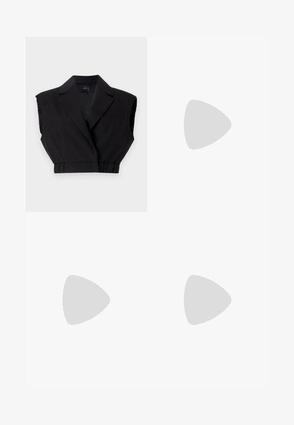 Svart avkortet vest med notched lapel, uten ermer, strukturert passform, og en enkelt brystlomme; glatt stoff med en lett glans.; Hvit bomull T-skjorte med teksten "PATRIZIA PEPE" i sølv rhinestones på forsiden. Korte ermer og rund hals.; Sorte vide bukser med et glat stof, der har en frontknap lukning og to forknyttede detaljer. Hribben er cuffed. Minimalistisk design.; Svart patentlær høyhælte pumps med spiss tå og glatt tekstur, med en slank stiletthæl. Ingen synlige dekorasjoner.