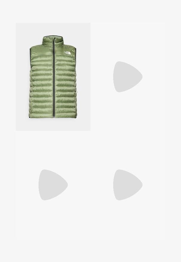 Olivově zelená péřová vesta s vysokým límcem, předním zipem a horizontálním prošíváním. Obsahuje logo na horní levé straně a boční kapsy.; The North Face EXPLORE CARABINER RELAXED TEE UNISEX - Triko s potiskem - white; Hnědé bavlněné cargo šortky s elastickým pasem, stahovací šňůrkou a dvěma bočními kapsami. Hladká textura a délka nad kolena.; Běžecké boty s bílým síťovinovým svrškem, žlutou mezipodešví, černými detaily a gumovou podrážkou s texturovaným gripem. Logo "SALOMON" je vyobrazeno.