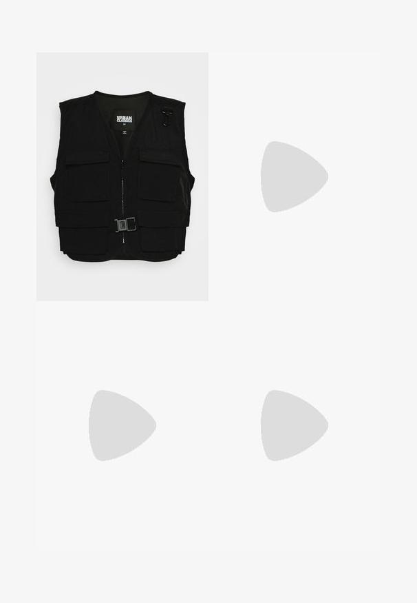 Zwarte vest met een rits aan de voorkant, gaasvoering en meerdere frontzakken. Bevat metalen bevestigingshardware en een gespdetail. Maat medium.; Zwarte geribbelde crop top met een asymmetrisch ontwerp met één schouder. De stof lijkt zacht met een gladde textuur en een aansluitende silhouet.; Zwarte, vloerlange satijnen rok met een gladde textuur, een aansluitende tailleband en een A-lijn silhouet, zonder zichtbare versieringen of patronen.; Witte lage Puma sneakers met gevlochten veters, subtiele branding aan de zijkant en onderzijde, en een gladde synthetische bovenkant voor casual gebruik.