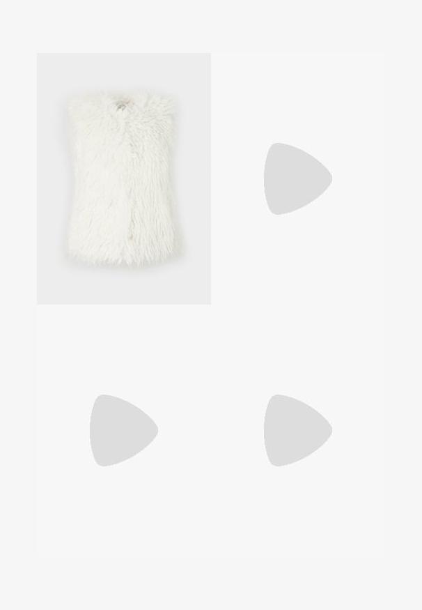 Balta dirbtinio pūkuota liemenė su laisvu, pūkuotu tekstūra, be apykaklės dizaino ir su angomis rankoms. Nėra matomų užsegimų.; MISBHV MONOGRAM SPAGHETTI - Viršus - black/beige; Juodi tiesūs kelnės iš lygios medžiagos, su lygiu priekiu, dirželių kilpelėmis ir be matomų kišenių ar puošybos elementų.; Juodas odinis slingback tipo batai su smailiu priekiniu atvartu, dekoratyvinėmis sagtimis su metaliniais akyčiais ir žemu blokiniu kulnu. Saldus paviršius.