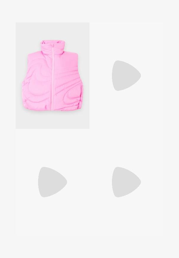 Rosa tredjakke med høy hals, med en sentral glidelås og kviltet mønster. Glatt tekstur med et mykt, lett utseende.; Hvit oversized t-skjorte laget av bomull, med rund hals, korte ermer og sidesliss for en avslappet passform. Glatt tekstur.; Svarte treningsleggings med bredt liv som har teksten "PRO", myk tekstur og ribbede detaljer på sidene for ekstra stil.; Hvite sportsko med teksturert overdel, polstret krage og snøring. Har en buet såle og subtil merkevare på siden.