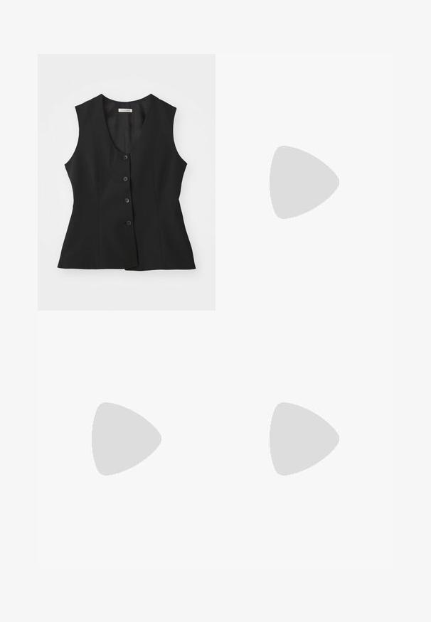 Zwarte mouwloze vest met een diepe V-hals, vijf knoopsluitingen, op maat gesneden pasvorm en een soepele textuur. Eenvoudig ontwerp zonder extra patronen.; Zwarte geribbelde tanktop met een ronde halslijn en een geborduurd logo in het wit. De stof heeft een gladde textuur met een aansluitende pasvorm.; Donkergroene, op maat gemaakte broeken van gladde stof. Beschikt over twee voorzakken, een platte tailleband en een recht gesneden ontwerp zonder zichtbare patronen.; Zwarte leren sandaal met een vierkante neus, dunne banden, een verstelbare enkelriem en een lage hak. Heeft een kleine gouden accent op de band.