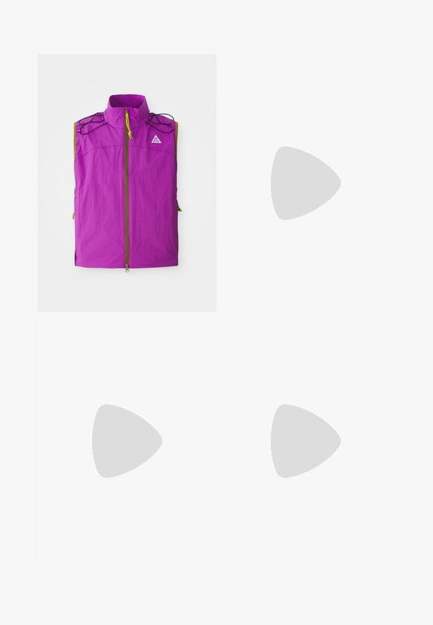 Fialová bezrukávová vesta s vysokým golierom, predným zipsom, čiernymi šnúrkami na pleciach a malým bielym trojuholníkovým logom na hrudi.; Svetloružové bavlnené tričko s okrúhlym výstrihom, krátkymi rukávmi a malým vyšitým logom na ľavej hrudi. Mäkká textúra a jednoduchý dizajn.; Cargo nohavice z tmavosivej látky; obsahujú viacero bočných vreciek, voľný strih a gombíkový zapínanie v páse.; Strieborná atletická topánka s hladkým, lesklým povrchom, bielym logom na boku, štruktúrovanými šedými šnúrkami a gumovou podrážkou.