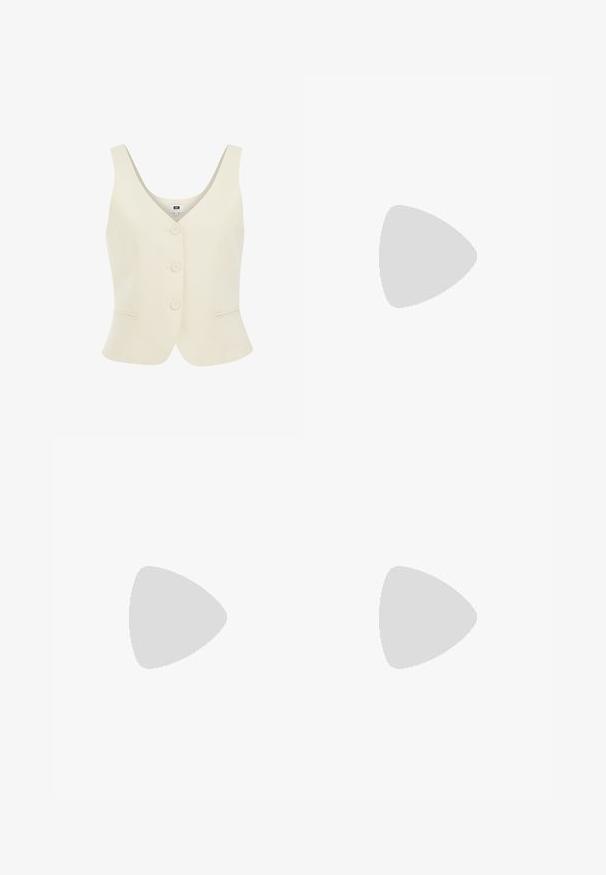 Gilet senza maniche di colore crema con scollo a V, cinque bottoni frontali e due tasche inserite sui fianchi. Finitura in tessuto testurizzato.; Set di tre t-shirt a maniche corte in nero, grigio e bianco. Realizzate in cotone, presentano un collo a giro e un design semplice in un colore solido.; Jeans svasati in denim blu con vita alta, hardware dorato in vita e una finitura sbiadita per un aspetto testurizzato distintivo.; Sneakers platform bianchi realizzati in materiale sintetico liscio, con punta arrotondata, design con lacci e suola in gomma texture. Accento nero nel tallone.