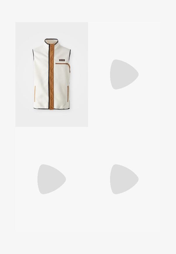 Gilet in pile color crema con colletto alto, dettagli marroni e tasca con zip. Presenta rifiniture nere e chiusura a bottoni a pressione sul davanti.; T-shirt nera in cotone a maniche corte con scollatura rotonda, caratterizzata da un sottile dettaglio logo sul petto e una vestibilità rilassata.; Pantaloni cargo beige con gamba larga, vita con cintura, due tasche laterali e toppe sulle ginocchia. Texture liscia con dettagli di cucitura rinforzata.; Scarpe da ginnastica bianche con una parte superiore in rete, dettagli grigi, suola in gomma testurizzata e linguette sul tallone; presentano un design con lacci.