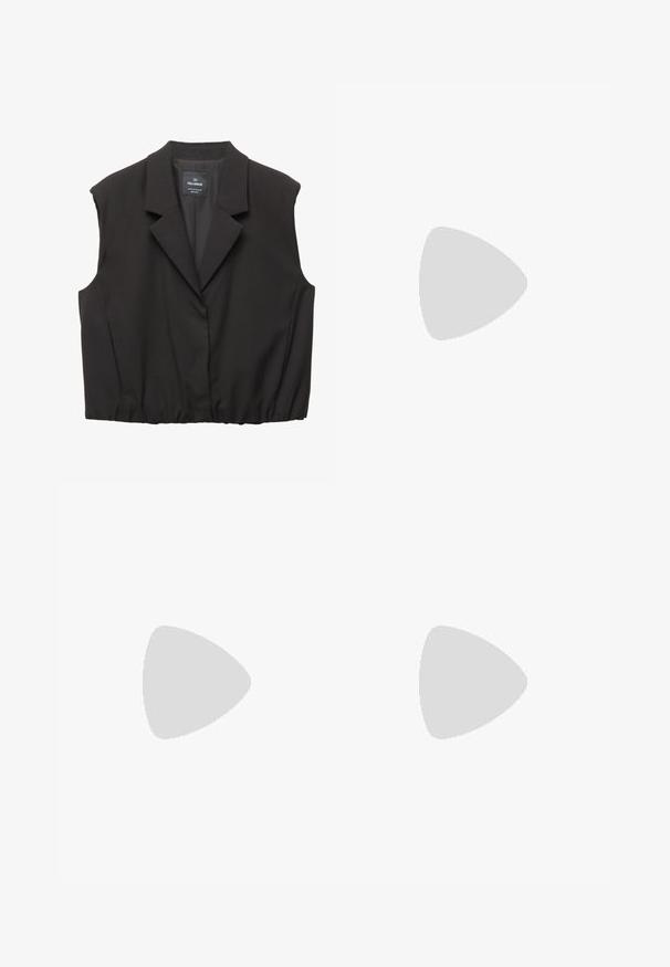 Gilet senza maniche nero con rever a punta, chiusura con bottoni, orlo elasticizzato e etichetta Pull&Bear all'interno del colletto.; Crop top a maniche lunghe in pizzo nero con un motivo floreale abbinato a una mini gonna nera in ecopelle a vita alta con dettagli in bottone argentato.; Gonna nera con pieghe, realizzata in un tessuto liscio. Presenta un design pulito e una superficie strutturata, enfatizzando la forma e la struttura.; Stivale in camoscio beige fino al ginocchio con punta rotonda e finitura texturizzata. Tacco in legno marrone, con dettagli del logo discreti vicino alla caviglia.; Borsa tote nera intrecciata con manici in pelle. La texture presenta un design intrecciato, offrendo una silhouette strutturata e una finitura resistente.