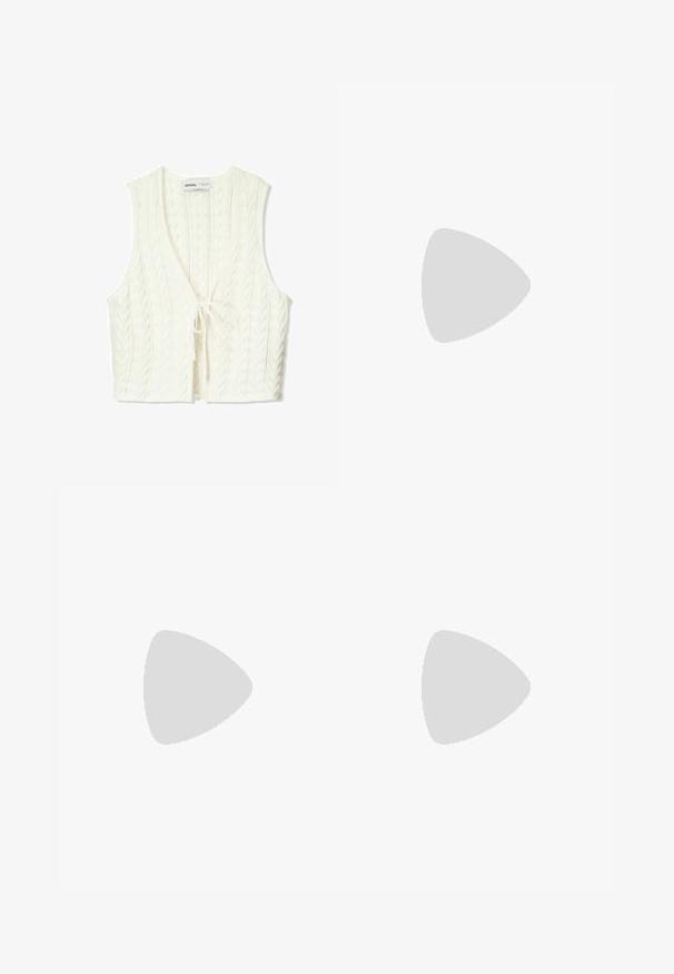Weißer Strickpullover mit V-Ausschnitt, ausgestattet mit einer Zopfmuster-Oberfläche und einer Krawattenverschluss vorne. Ärmelloses Design, kurze Länge.; Weißes, enganliegendes Oberteil aus geripptem Stoff mit kurzen Ärmeln und gerafften Details an den Seiten für Textur und Form.; Gelbe Stoffshorts mit einem gerippten Bund, ausgestattet mit einer glatten Textur und einem mittellangen Design, geeignet für Sportbekleidung oder Freizeitkleidung.; Sneaker mit Obermaterial aus cremefarbenem Leder, hellblauen Streifen und pfirsichfarbenen Akzenten. Verfügt über eine strukturierte braune Gummisohle und ein minimalistisches Design.