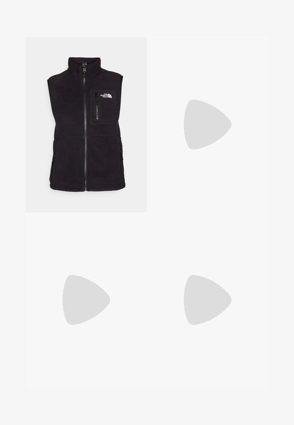 Schwarze Fleece-Weste mit hohem Kragen, Frontreißverschluss, seitlichen Taschen und einer Brusttasche mit dem North Face-Logo. Weiche Textur, ärmellos.; Schwarzes Langarm-T-Shirt aus Baumwolle mit Rundhalsausschnitt. Verfügt über ein kleines weißes Logo auf der linken Brustseite. Einfaches Design und Passform.; Schwarze Nylon-Zip-Off-Cargohosen mit verstellbaren Bündchen, mehreren Taschen und einem Logo am rechten Bein. Glatte, leichte Textur.; HOKA KAHA 2 LOW GTX - Hikingschuh - slate/barley
