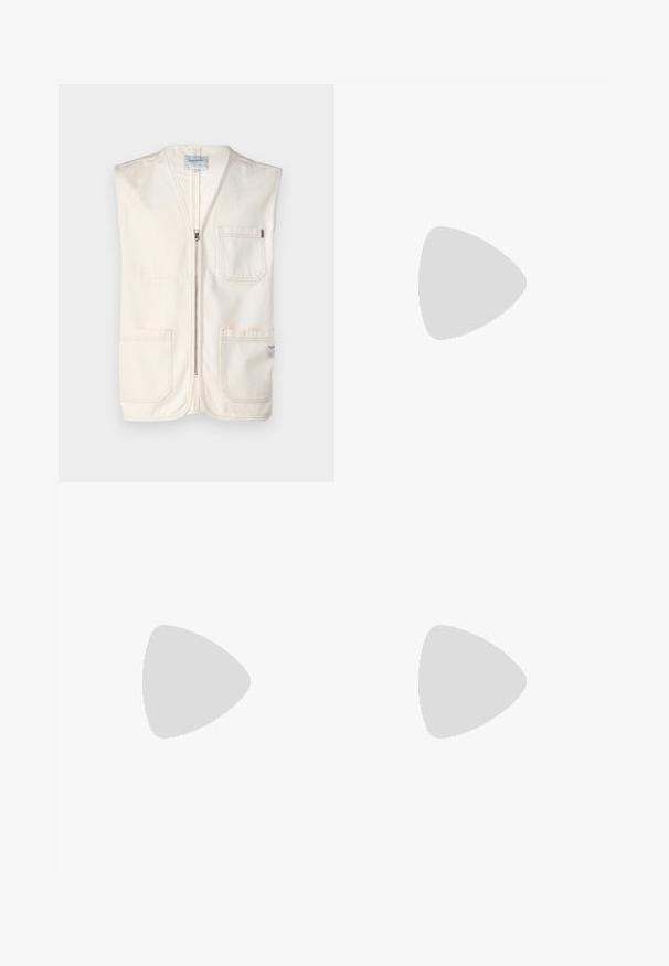 Beige mouwloze vest gemaakt van katoen, met een rits aan de voorkant, twee grote voorzakken en een klein label aan de onderste rechterzijde.; Bruine katoen t-shirt met korte mouwen, ronde halslijn en een klein logo op de borst. Gladde textuur en rechte snit.; Groene broek met een patroon, gekenmerkt door een herhaald logo-ontwerp, voorzien van een elastische tailleband en een rechte snit, gepresenteerd tegen een neutrale achtergrond.; Zwarte en paarse sportschoenen met een textuur bovenmateriaal, groene accenten en een rubberen zool met een golvend ontwerp. Vetersluiting.