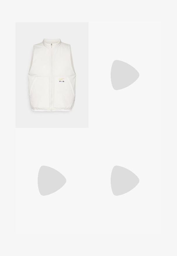 Witte mouwloze vest van lichtgewicht stof, met een rits aan de voorkant, twee grote zakken en een zwart "AIR" logo met gouden accenten.; Witte katoenen T-shirt met een zwarte graphic met "MICKEY" en een cartoonfiguur, met een ronde hals en korte mouwen.; Lichtbeige wijde broek van katoen. Voorzien van steekzakken en een knoopsluiting. Glad textuur met subtiele verticale lijnen.; Witte en crèmekleurige sneakers met een rode accent, gemaakt van mesh en suède materialen, met textuurdetails en een band over de voorkant.