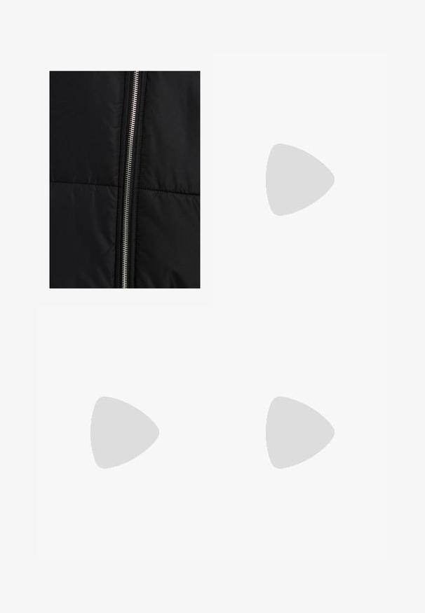 Musta puffatakki, jossa on tilkkutekstuuri, varustettu merkittävällä hopeisella vetoketjulla yhdellä sivulla. Sileä kangas, jossa on minimaalista muotoilua.; OYSHO RIB SOFT TOUCH CROSSOVER - T-paita - white; Vaaleansiniset farkut, joissa on rento istuvuus, leveät lahkeet ja haalistumia. Valmistettu denimistä, jossa on klassinen viiden taskun muotoilu ja ylänapitus.; Valkoinen nahkakengät, joissa on rei'itetty varvasosa, teksturoitu pohja ja valkoiset nauhat, yhdistettynä leveisiin punaisiin housuihin ja sinikeltaiseen taustaan.