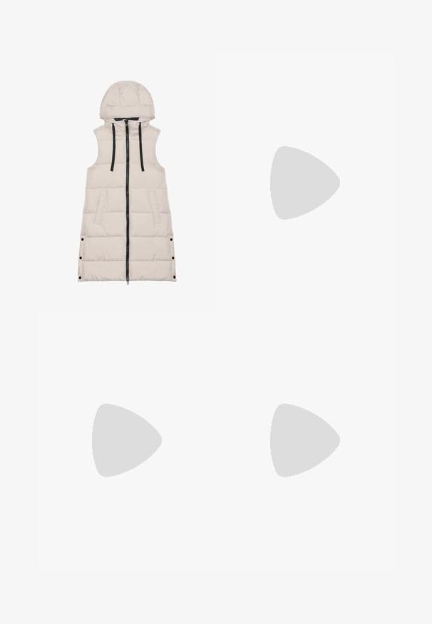 Ne brezrokavnik bež barve z kapuco, z zadrgo spredaj in črnimi vrvicami. Ima stranske žepe in quiltano teksturo.; Svetlo sivorozov top z naramnicami, ki je prilegajoč in je izdelan iz gladkega pletenega materiala. Ima okrogel izrez in široke naramnice, minimalno označevanje.; Svijetloplave traperice viskog struka s ravnim nogavicama, izrađene od denima, s prednjim kopčanjem na gumb i suptilnim detaljima izblijeđivanja.; Bela športna obutev iz gladkega usnja, z vezalnim sistemom in oblikovanim dizajnom. Oblečena z svetlo bež barvnimi kordnimi hlačami.