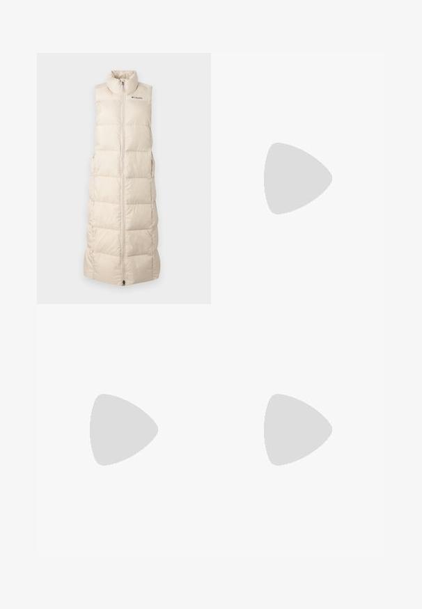 Gilet sans manches beige en matériau matelassé avec un col haut, fermer à glissière, texture matelassée et un détail de logo discret sur la poitrine. Conception légère.; T-shirt court noir en coton, avec des manches courtes, un col rond et un petit logo blanc sur la poitrine gauche.; Jeans en denim à jambes larges en tissu de coton bleu de poids moyen. Comprend un design classique à cinq poches et une fermeture à glissière avec bouton.; Baskets blanches en cuir avec des accents en daim beige, boîte à orteils perforée, lacets plats et semelle texturée crème. Présente un logo discret au talon.
