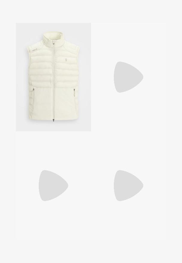 Hvit puffervest med høy krage, glidelås foran, sidelommer og subtil quiltet design; har en liten logo på brystet.; Polo skjorte i lyseblå med et teksturert mønster på venstre side, med klassisk krage, korte ermer og knappelukking.; Lys grå bukser med rett snitt, knappelukking, frontlommer og et glatt, strukturert stoff. Minimalistisk design, uten mønstre.; Hvite idrettssko med en glatt syntetisk overdel, blå detaljer, teksturert marineblå hæl og en lett, pigget såle for bedre grep.