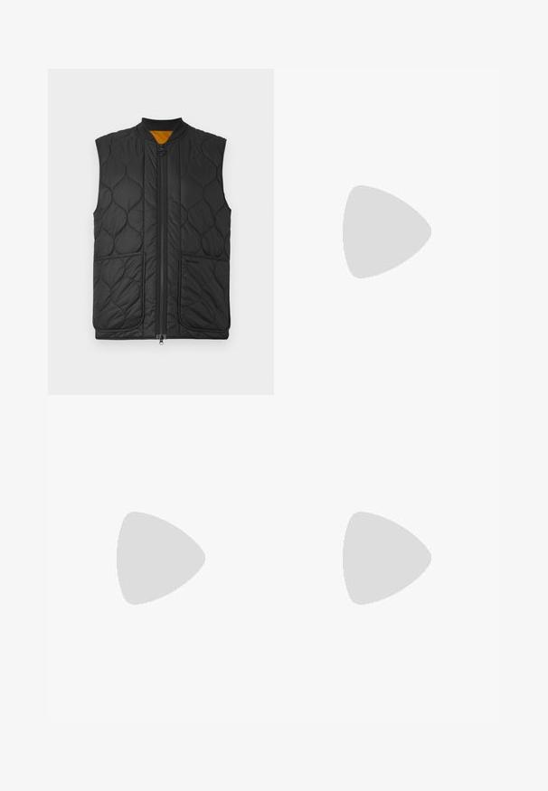 Czarna pikowana kamizelka z zapięciem na zamek z przodu, okrągłym dekoltem i dwiema przednimi kieszeniami. Podszyta pomarańczowym materiałem od wewnątrz.; Biała bawełniana koszulka z krótkim rękawem, okrągłym dekoltem i luźnym krojem. Posiada minimalistyczny design, bez wzorów ani akcentów.; Beżowe bawełniane spodnie o prostym kroju, z zapięciem na guzik z przodu i paskiem. Gładka tekstura, bez widocznych wzorów czy akcentów.; Białe sneakersy z gładką skórzaną cholewką i niskim profilem. Posiadają okrągły nos, sześć dziurek na sznurówki oraz teksturowaną gumową podeszwę.