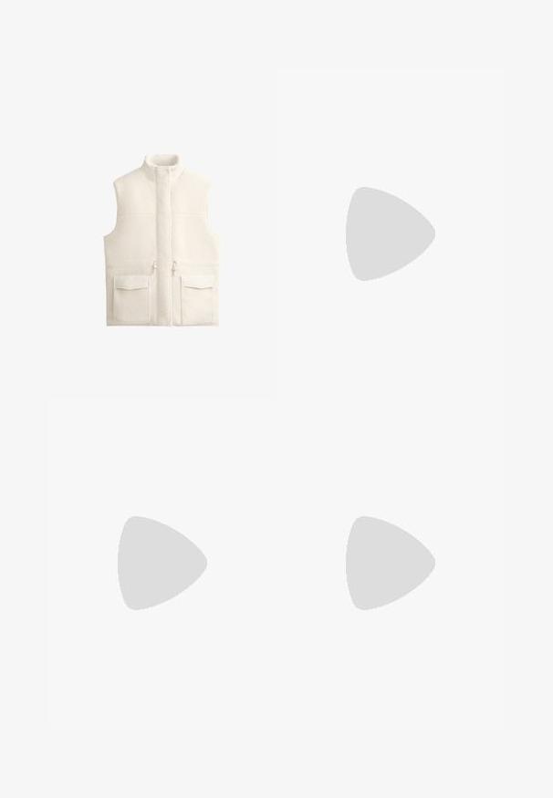 Biely fleecový vest s vysokým golierom, zipsom vpredu a dvoma veľkými prednými vreckami, so zamatovým textúrou a čistým, minimalistickým dizajnom.; Svetlomodré letné šaty z bavlny s nastaviteľnými ramienkami, V-výstrihom a bielou čipkovou výzdobou na prednej strane, s naťahovacími detailmi v oblasti pása.; Ružová látka má textúrovaný povrch s výraznými bielymi vertikálnymi pruhmi. Materiál sa javí ako mäkký a ľahký, s jemným sklonom.; Béžové gumené dreváky s vlnitým okrajom a ventilačnými otvormi, obuté v kombinácii so zelenými nohavicami so stiahnutými okrajmi, položené na textúrovanej terakotovej ploche.